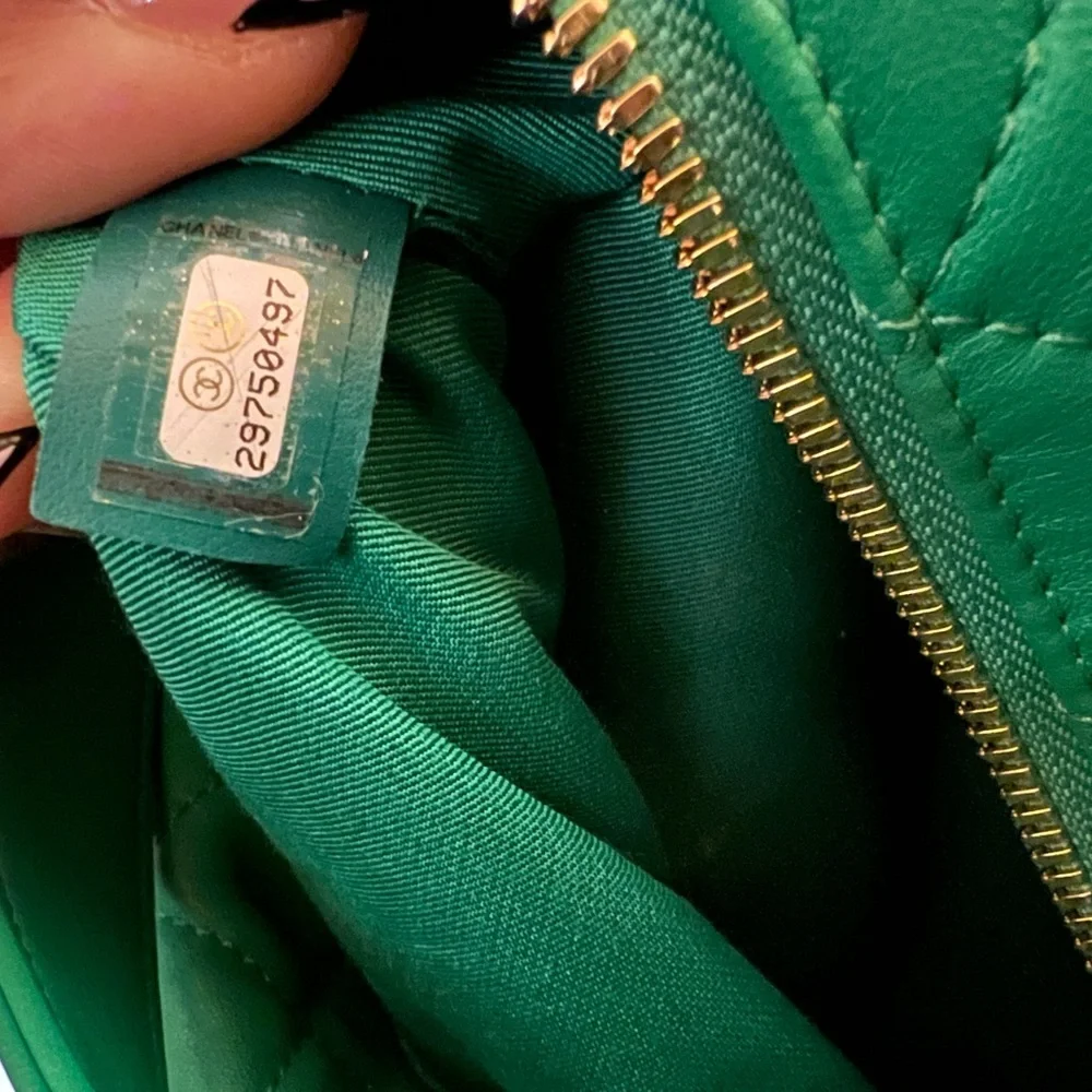 AUTHENTIC Chanel Hobo bag in vibrant Green - Picture 8 of 8